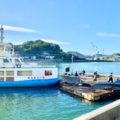 写真:海辺にフェリーが止まっています